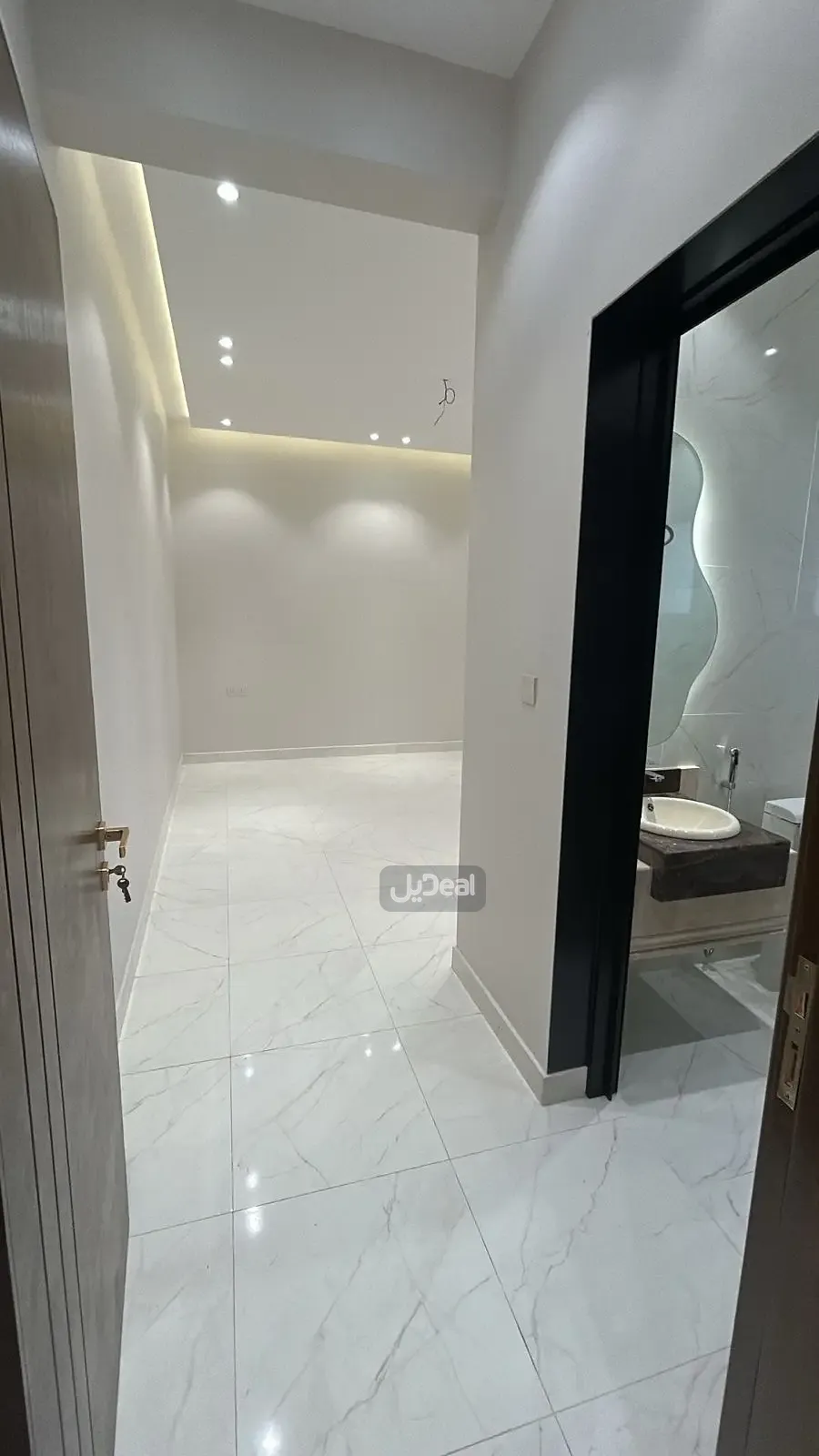 الشقة رقم 1 / ح1 في الملحق العلوى  من العقار رقم 4090   المقام على قطعة الارض 62 من    المخطط رقم  22س / ج بمدينة جيزان  مساحة الوحدة من الأرض 110.88 متر   وتختص من المنافع والأجزاء المشتركة بمساحة 57.2 متر