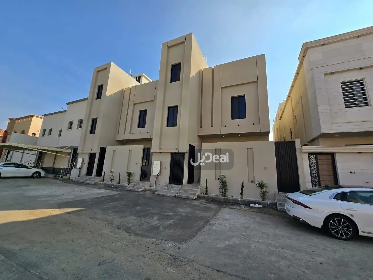 حي غرب وداى بن هشبل رقم3 بمدينة خميس مشيط  مساحة الوحدة من الأرض 109.27 متر   وتختص من المنافع والأجزاء المشتركة بمساحة 112.64 متر