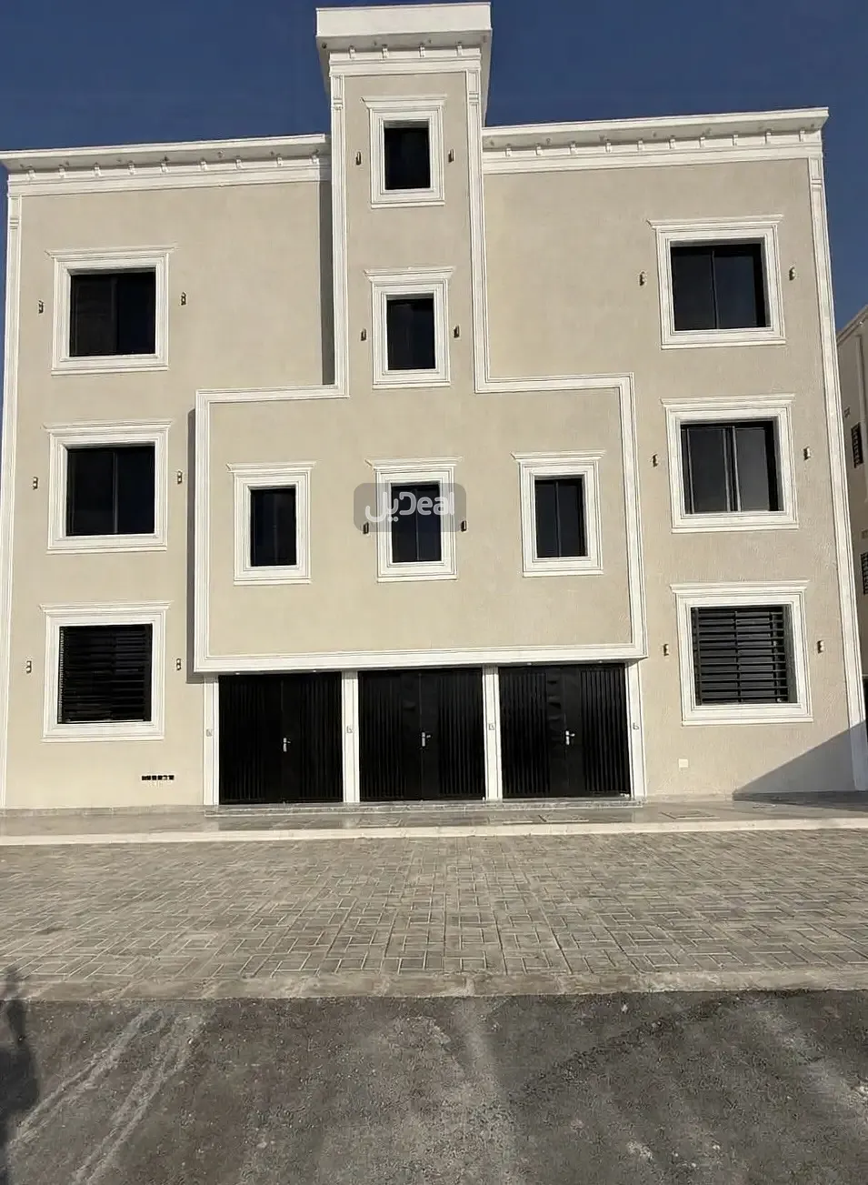 حي السلامة محافظة محايل عسير  مساحة الوحدة من الأرض 122.7 متر   وتختص من المنافع والأجزاء المشتركة بمساحة 57.08 متر