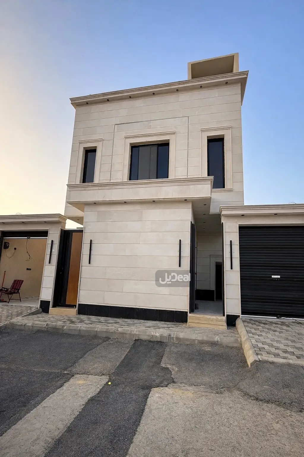 حي النظيم بمدينة الرياض  مساحة الوحدة من الأرض 150.79 متر   وتختص من المنافع والأجزاء المشتركة بمساحة 42.95 متر